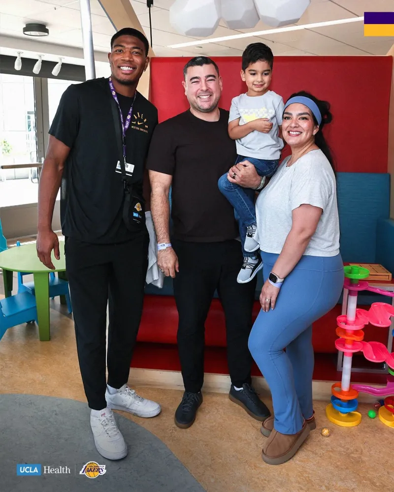 世界杯比赛数据统计-社区关怀！东詹率全队到医院看望病患，湖人官方分享现场照