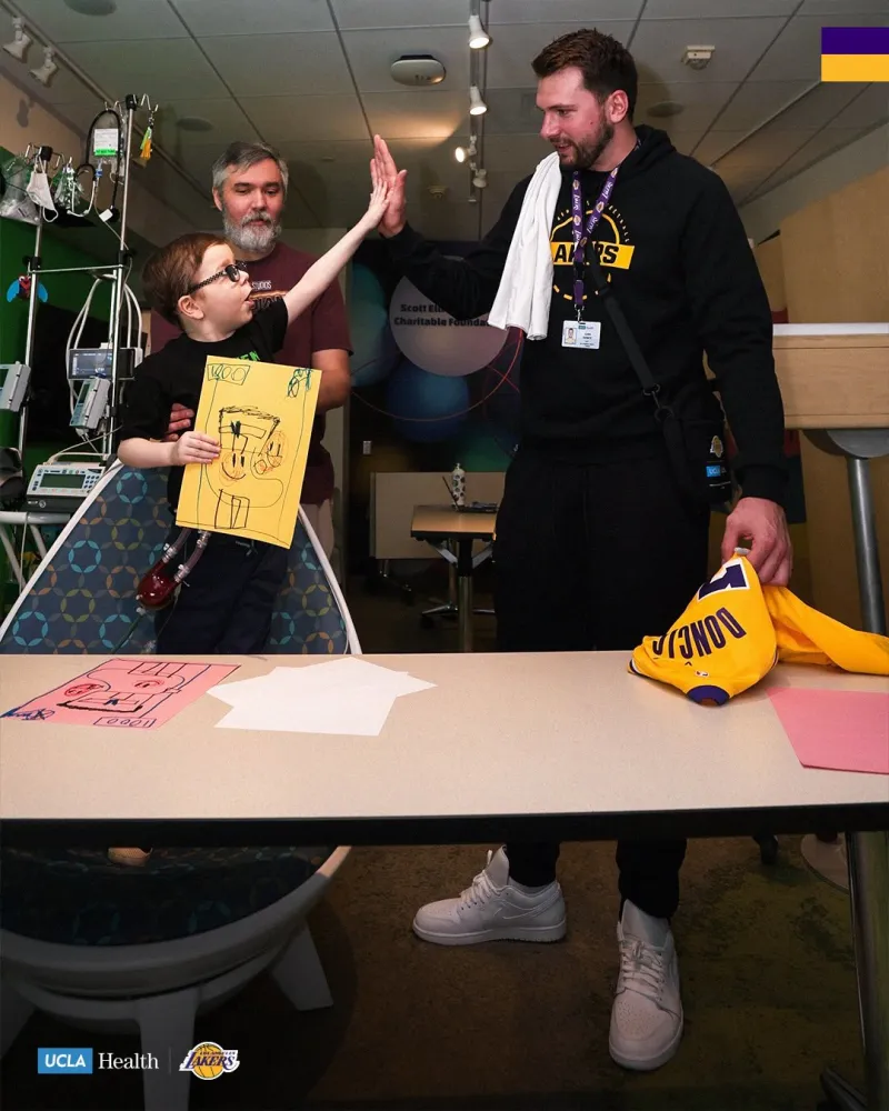 世界杯比赛数据统计-社区关怀！东詹率全队到医院看望病患，湖人官方分享现场照